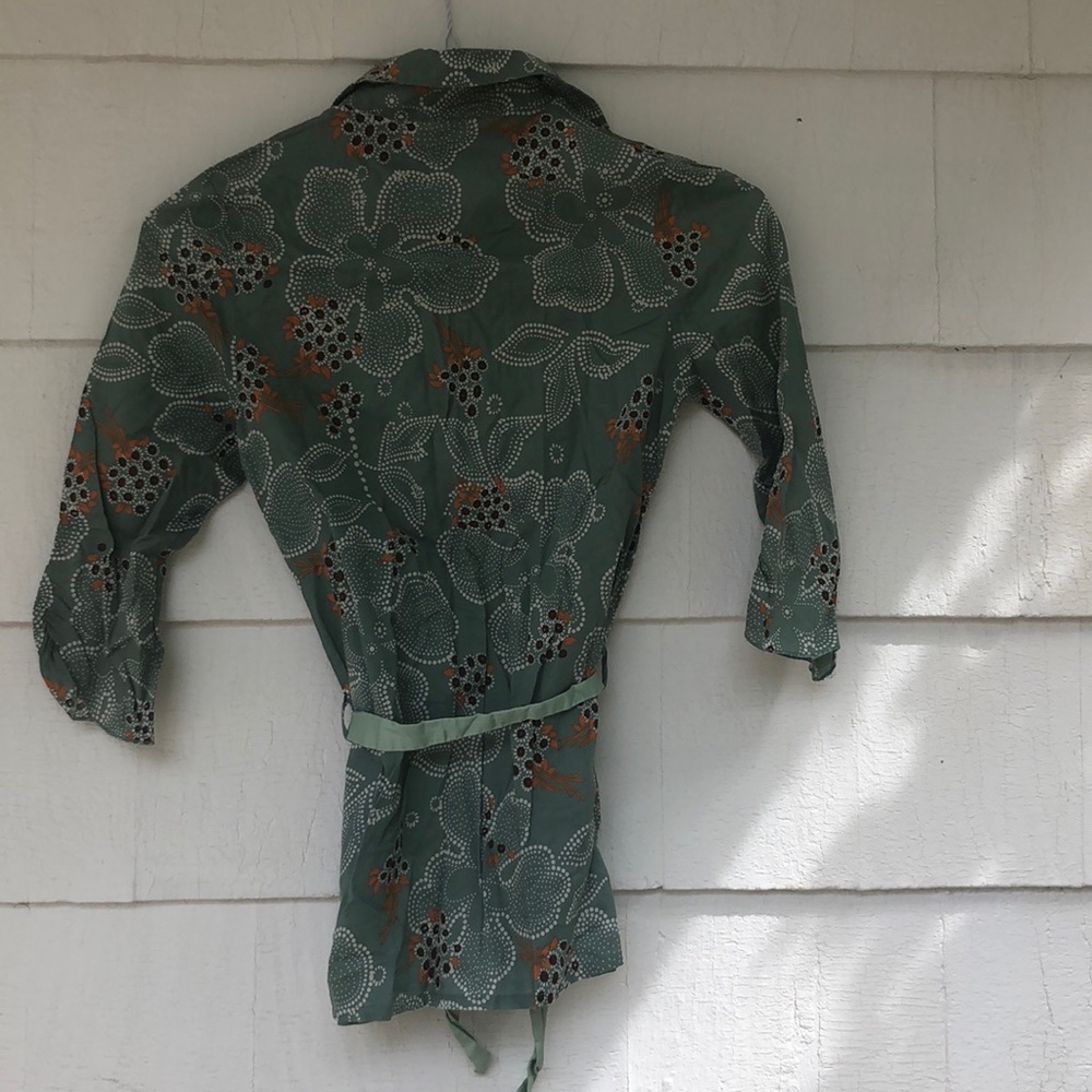 Lightweight button down top - Picture 2 of 4